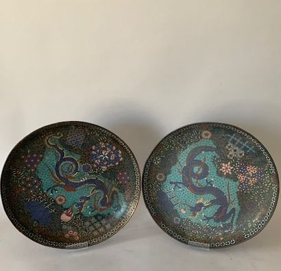 CHINE.
Pair of cloisonné cups with dragon...