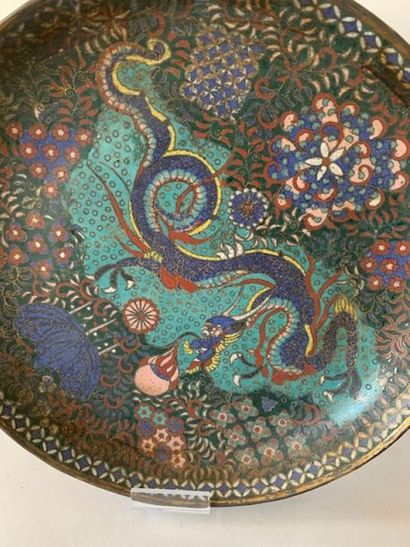 CHINE.
Pair of cloisonné cups with dragon...