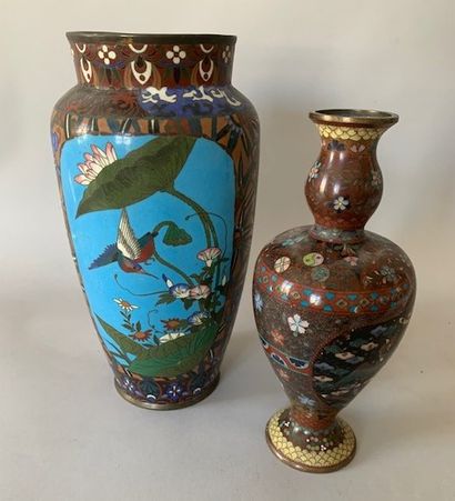 CHINE.
Bottle-shaped vase, partitioned, decorated...