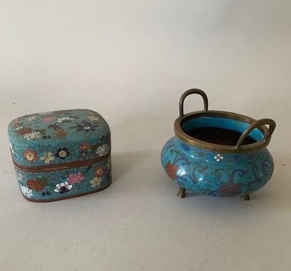 CHINE.
Cloisonné set: small tripod pot and...