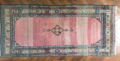 Wool oriental rug with a diamond-shaped decoration...