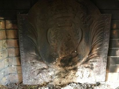 Cast iron fireback with pediment. Decorated...