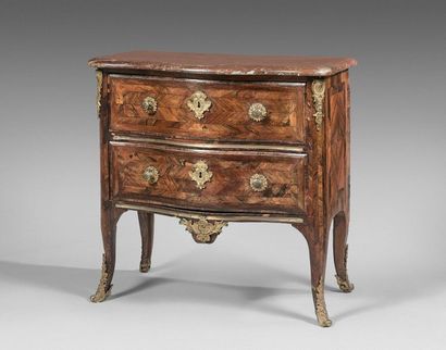 Chest of drawers with a curved front in veneer...