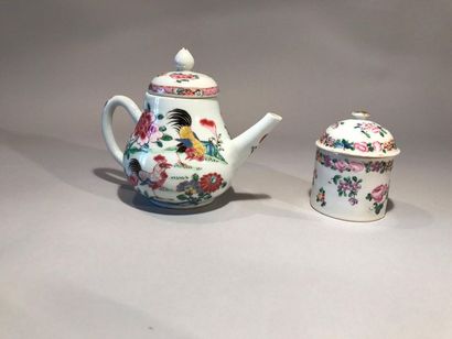 CHINE, XVIIIème siècle:
Petite verseuse en...