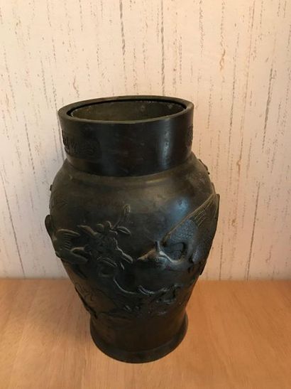 JAPON, Début du XXème siècle.

Vase en bronze...