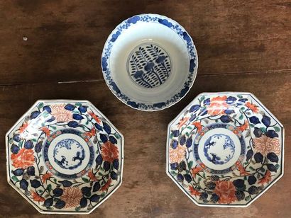 Paire d'assiettes octogonales en porcelaine...