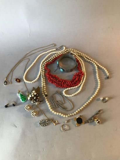Lot de bijoux fantaisies dont collier corail,...