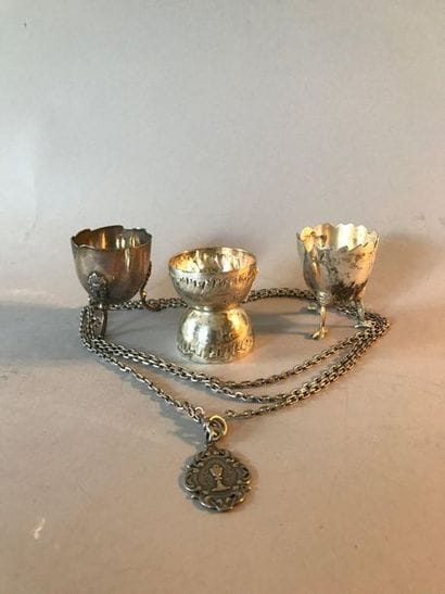 Trois coquetiers en argent.
On joint une...