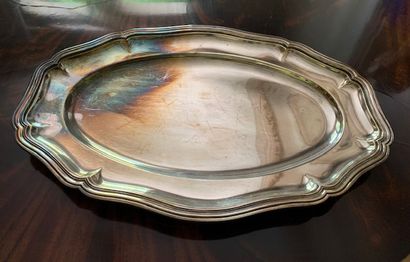 Plat ovale mouluré en métal argenté.Larg.:...