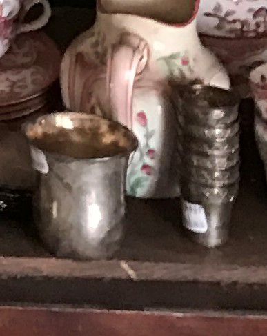 Lot: six gobelets à liqueur en argent à décor...