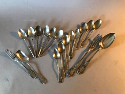 Ensemble de couverts en argent dépareillés,...