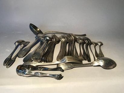 Ensemble de couverts en métal argenté dépareillés:...