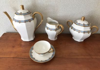 Partie de service à thé en porcelaine de...