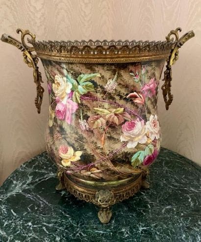 Important porcelain planter with polychrome...