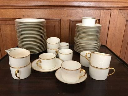 Porcelain tea service with gold thread: sixteen...