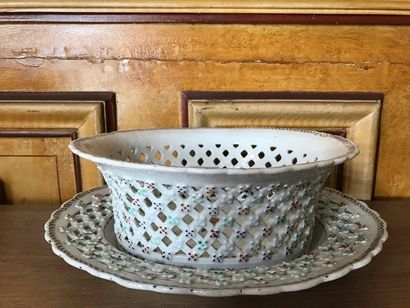 Oval bunk and its display dish in porcelain...