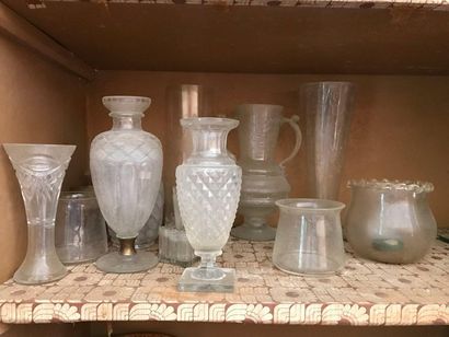 Ensemble de vases en verre et cristal.