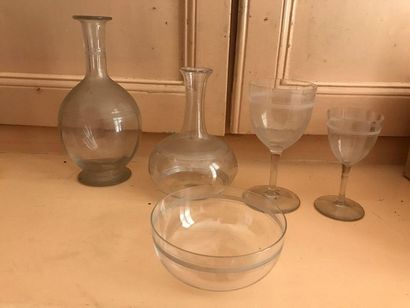 Petite partie de verrerie en cristal gravé...