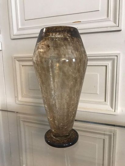 SCHNEIDER.
Vase tronconique en verre fumé...