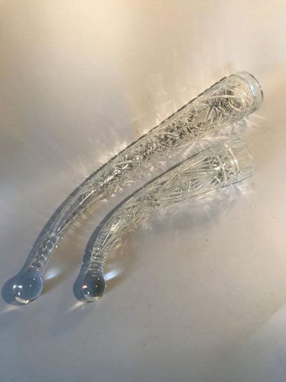 Deux cornets en cristal taillé d'étoiles...