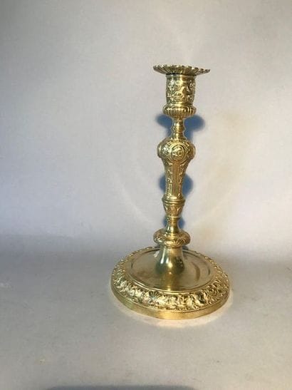 Flambeau en bronze ciselé de profils dans...