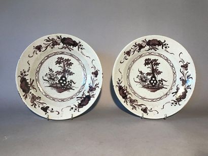 Deux assiettes en faïence à décor manganèse...