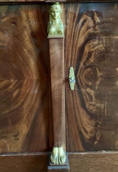 Important low sideboard in mahogany and flamed...