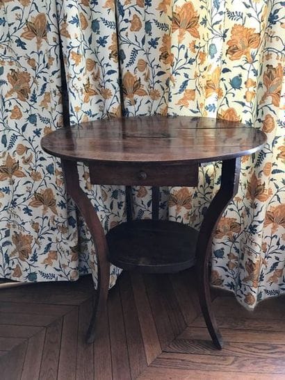 Pedestal table in fruit-bearing wood, the...