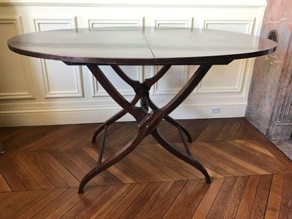 Mahogany cellulosic table, the oval extensible...