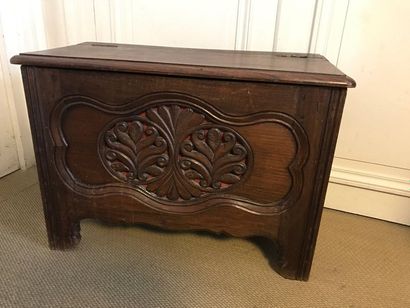 Small rustic molded oak trunk, the front...