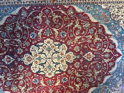 Grand tapis d'Orient en laine, à décor d'une...