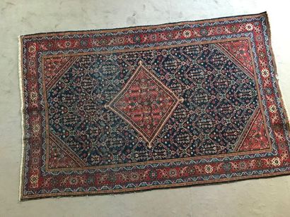 Tapis d'Orient en laine à décor floral stylisé....