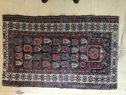 Deux petits tapis d'Orient en laine. Accidents,...