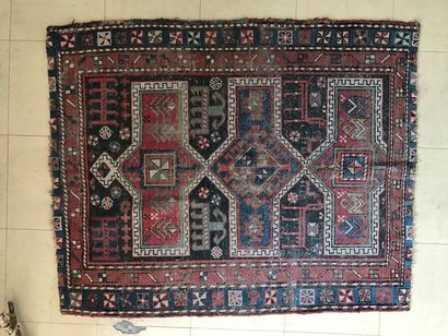 Deux petits tapis d'Orient en laine. Accidents,...