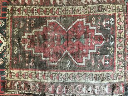 Deux petits tapis d'Orient en laine. Accidents,...