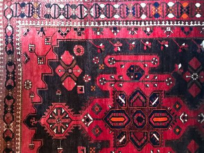 Tapis d'Orient en laine à décor stylisé sur...