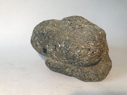 Zoomorphic statuette with very compact shapes...