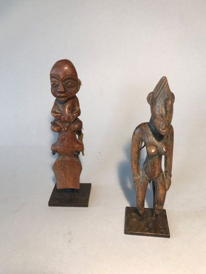 Set consisting of: - a standing female statuette...