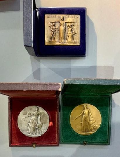 Lot de trois médailles en bronze dans leurs...