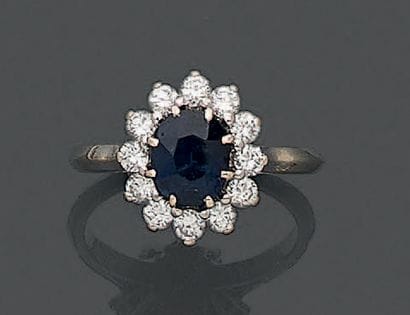Bague en or gris 18K (750), ornée d'un saphir...