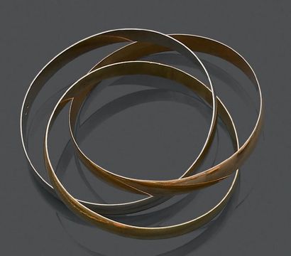 Trois bracelets jonc entrelacés en ors de...