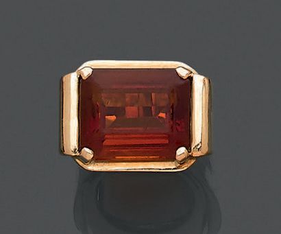 Bague de forme chevalière à monture en or...