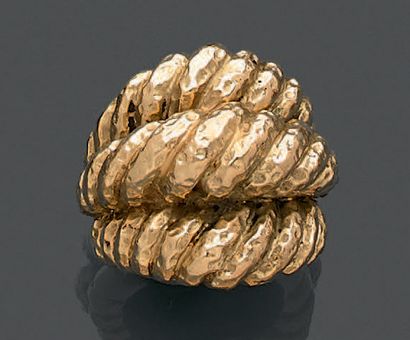 Bague en or jaune 18K (750), dessinant trois...