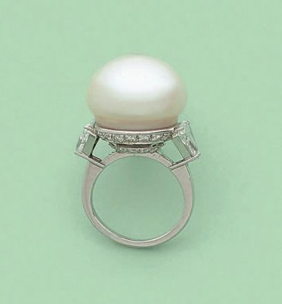 Bague en platine ornée, au centre d'une importante...