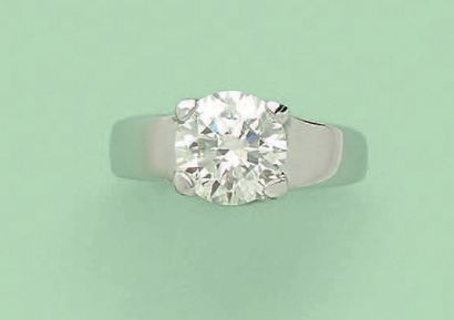 Bague demi-jonc en or gris 18K (750), sertie...