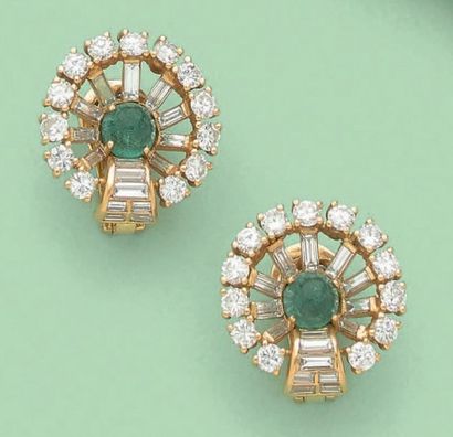 Paire de boucles d'oreille en or jaune 18K...