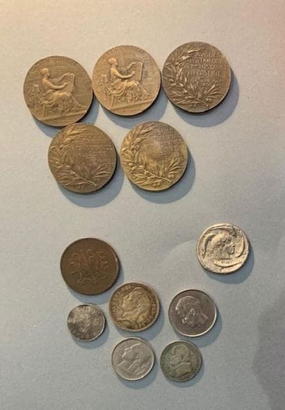 Lot de cinq jetons de présence en bronze...
