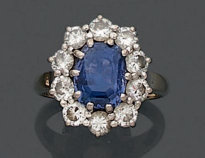 Bague en or gris 18K (750), ornée d'un saphir...