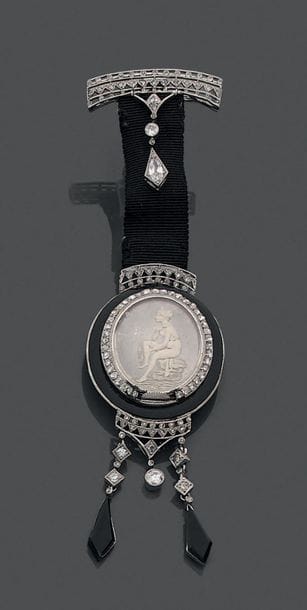 Montre de revers en platine, le boîtier ovale...