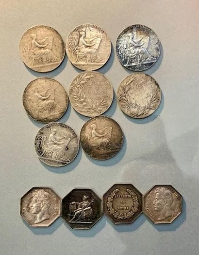 Lot de douze jetons de présence en argent...